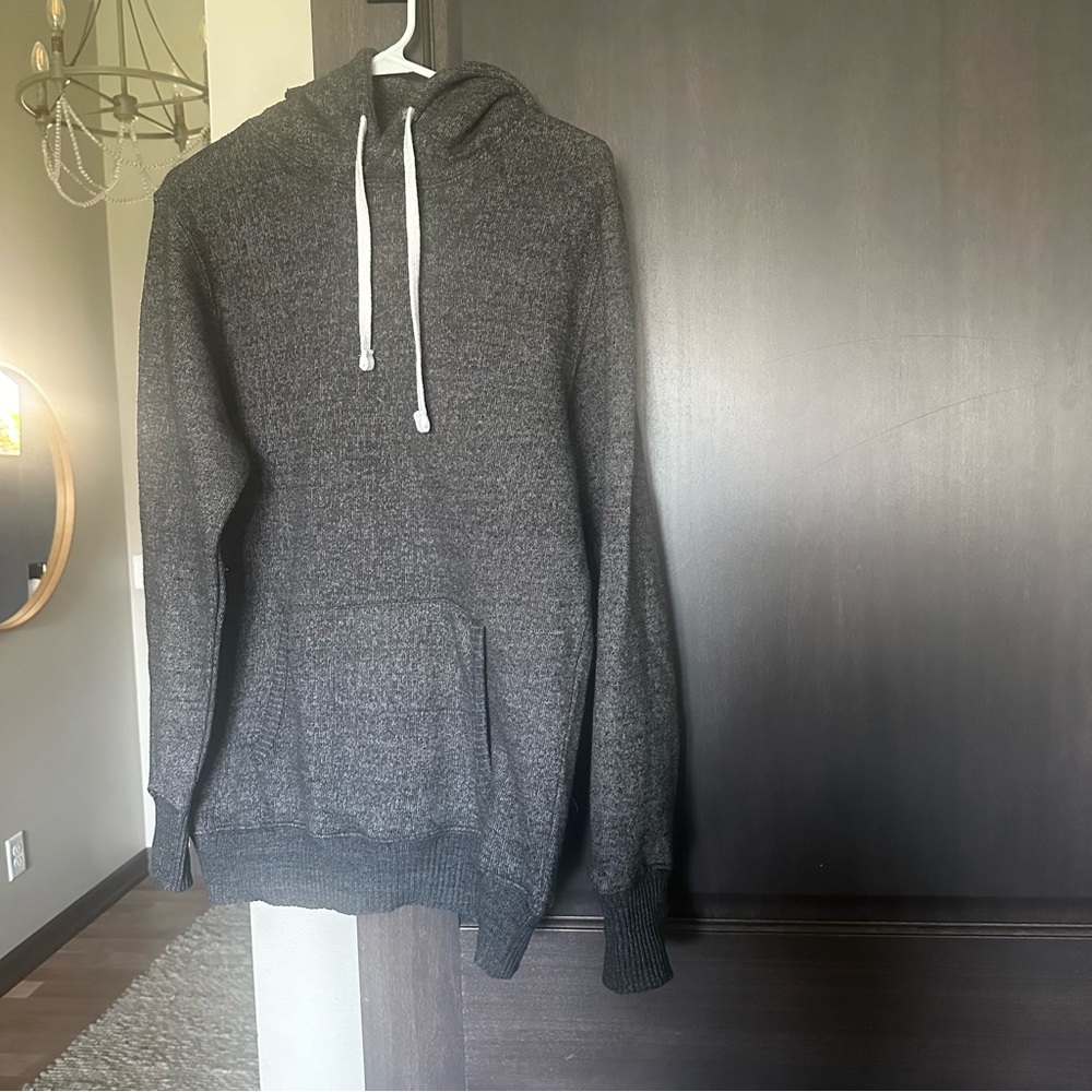 Nice sweater hoodie with pockets